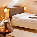 Dvor Tacen Bed & Breakfast 4*