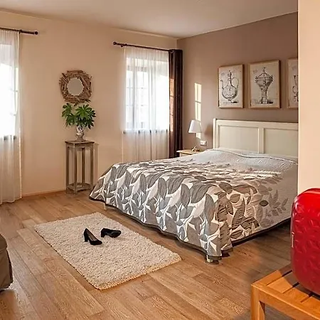 Dvor Tacen Couette-café 4*
