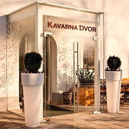 Dvor Tacen Couette-café Ljubljana