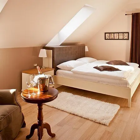 Dvor Tacen Couette-café Ljubljana
