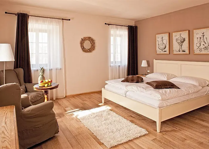 Dvor Tacen Nočitev z zajtrkom 4*