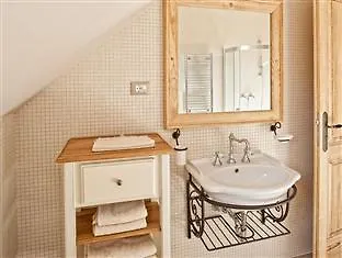 Dvor Tacen Bed & Breakfast 4*