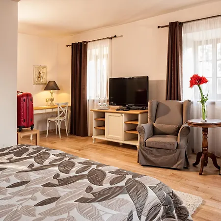 Dvor Tacen Bed & Breakfast 4*
